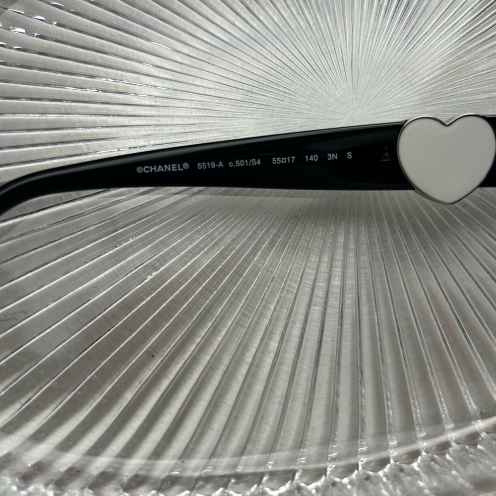 CHANEL Black Cat-Eye Sunglasses with Oversized Frames - Picture 4 of 9